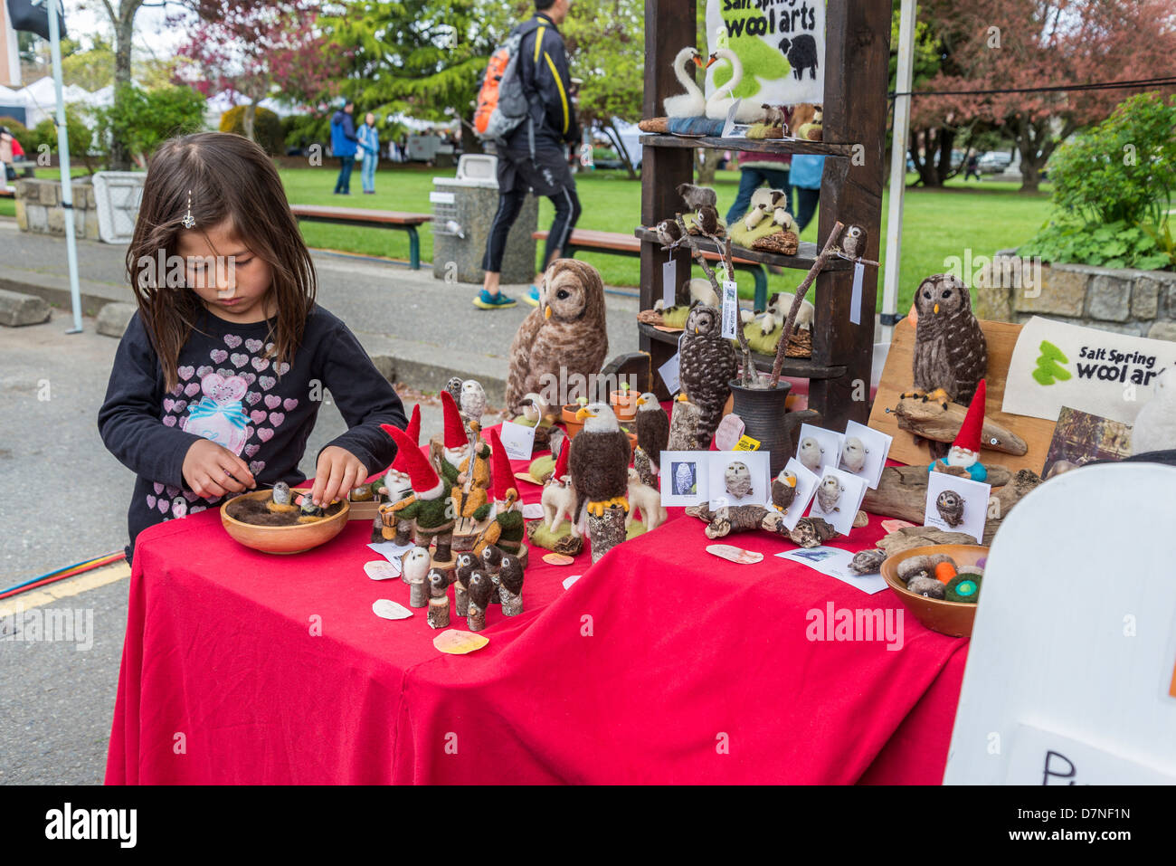 Kind am gefilzte Wolle Handwerk stand, den Samstagsmarkt Salt Spring Island, Britisch-Kolumbien, Kanada Stockfoto