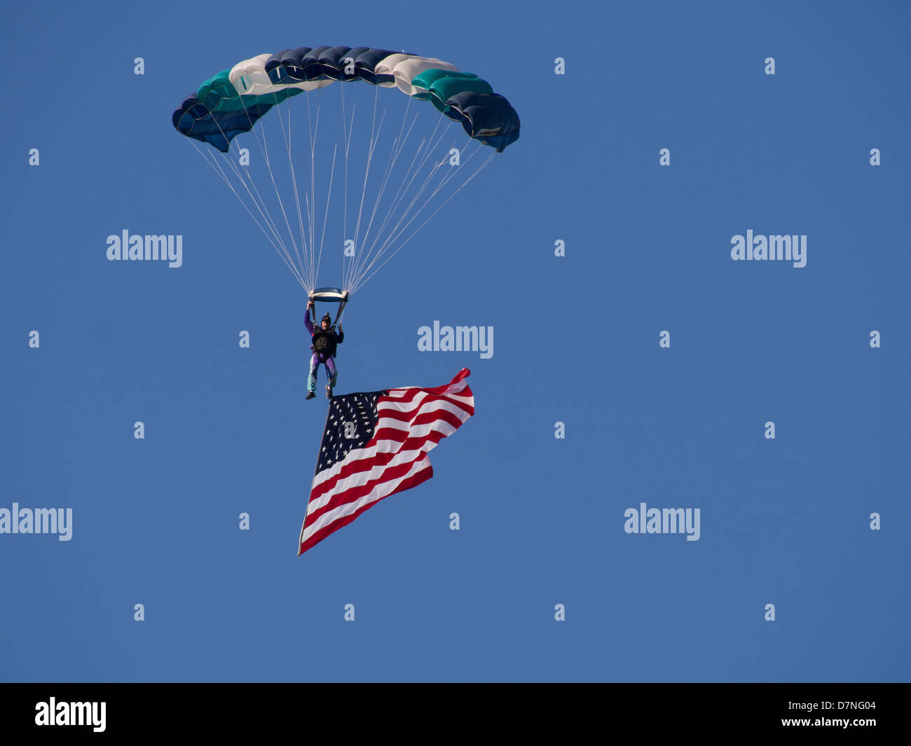 Ein Fallschirmspringer mit einem riesigen amerikanischen Flagge Fallschirme auf den Boden des 2013-Ballon-Festivals am Horseshoe Bay, Texas Stockfoto