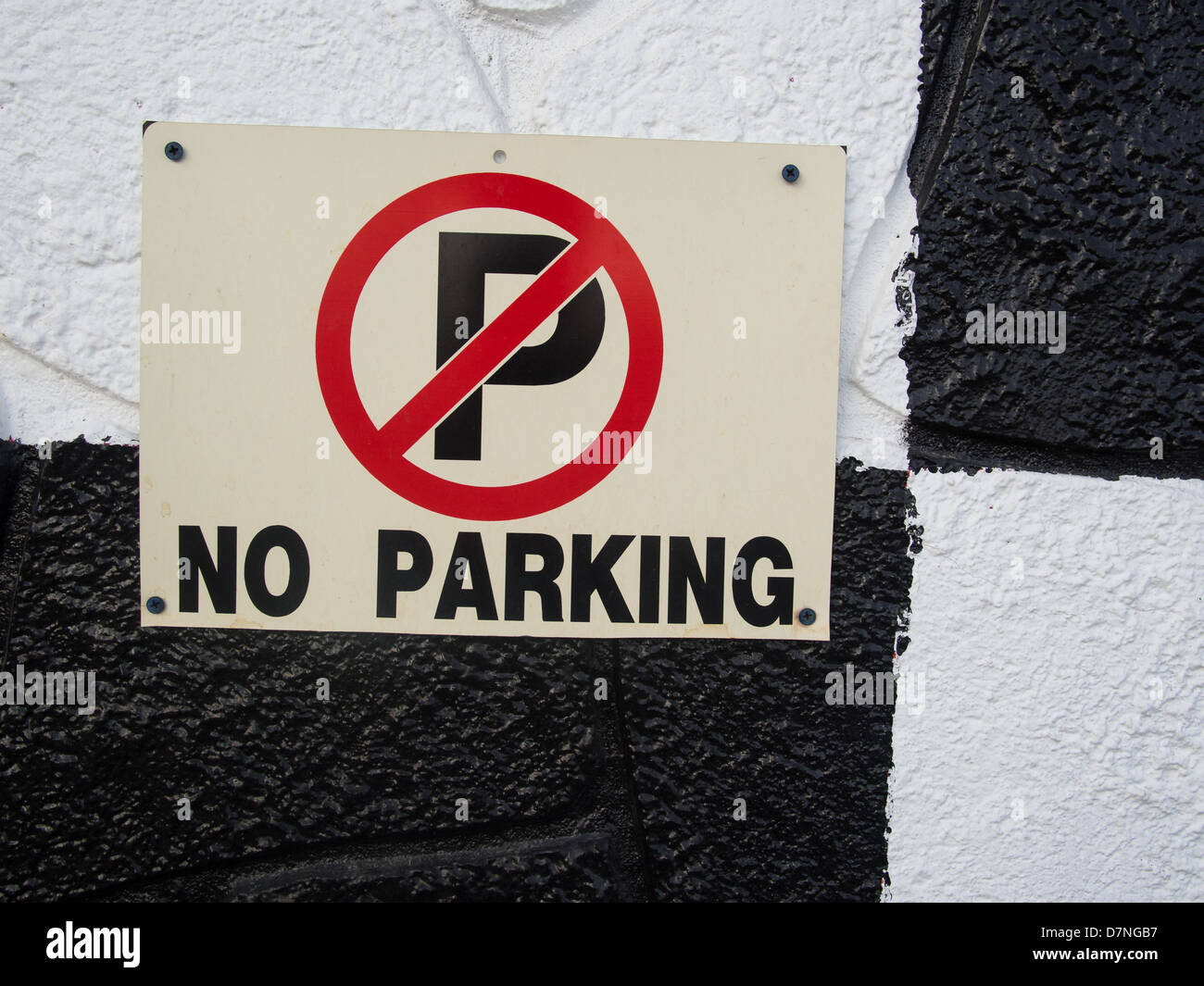 Kein Parkplatz-Zeichen an der schwarzen und weißen Wand Stockfoto