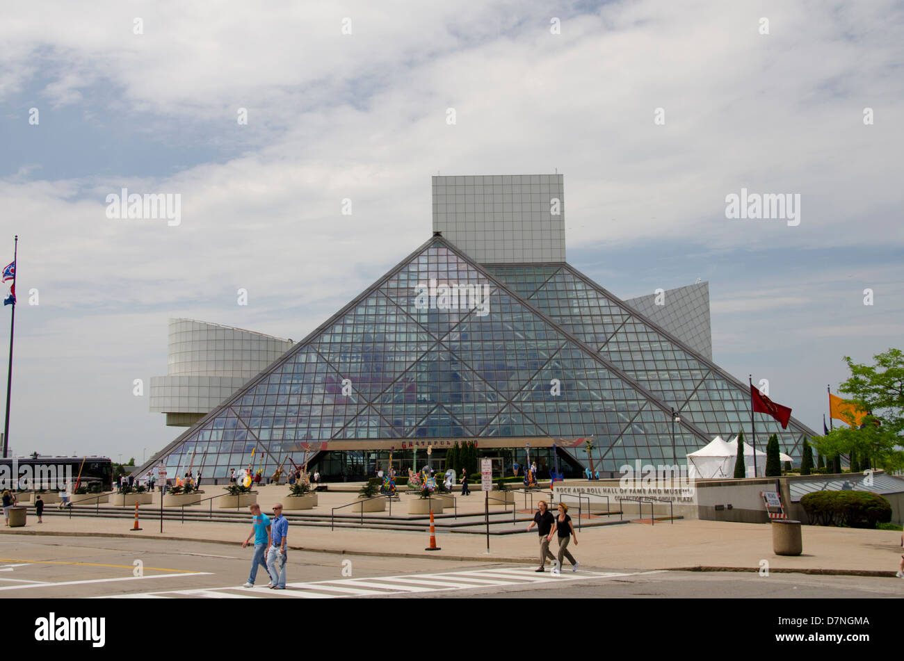 Ohio, Cleveland. Glas-Pyramide-Gebäude beherbergt das Rock And Roll Hall Of Fame and Museum. Stockfoto