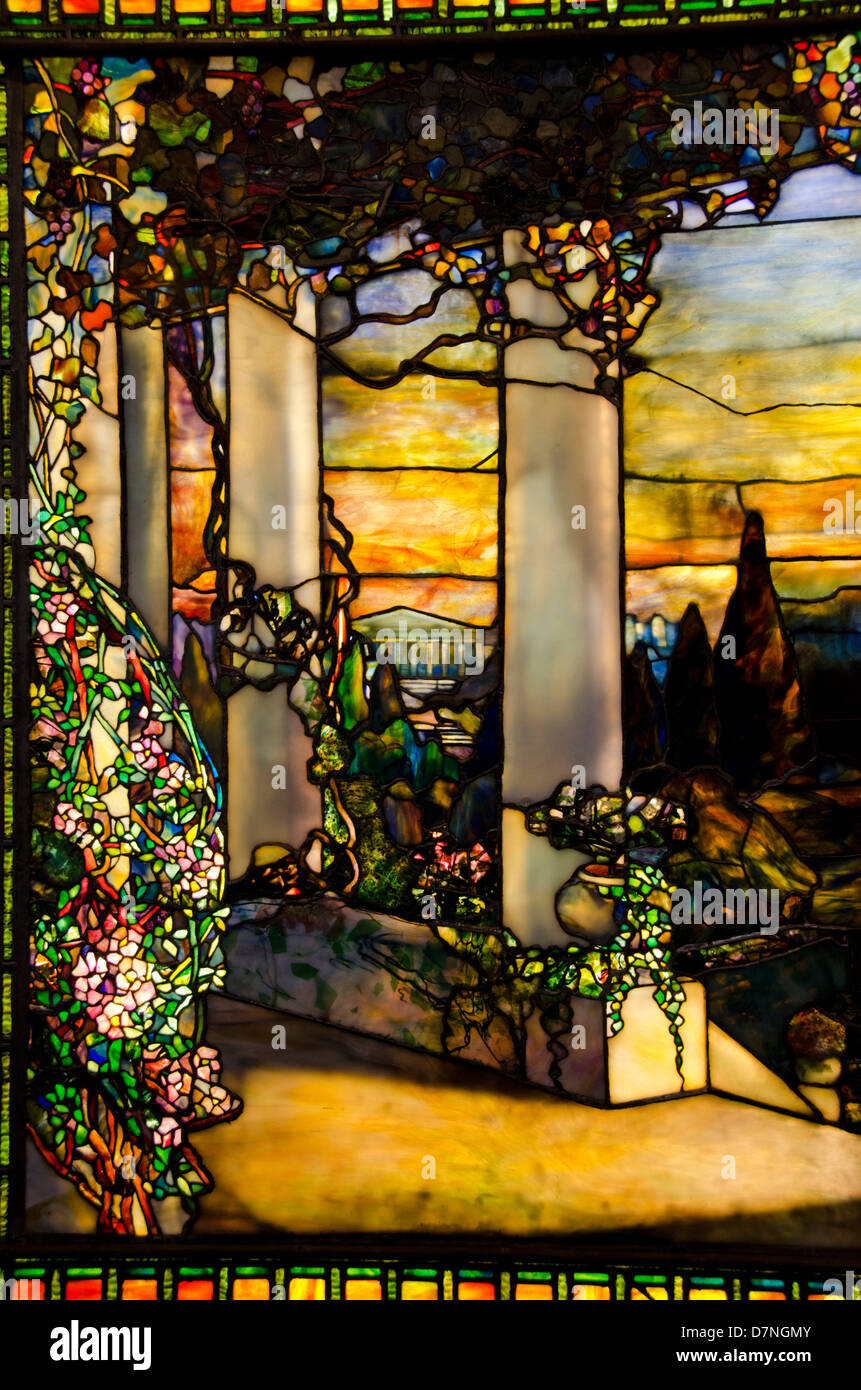 Ohio, Cleveland. Das Cleveland Museum of Art. Tiffany Glas Kunstsammlung, Vintage Glasfenster. Stockfoto