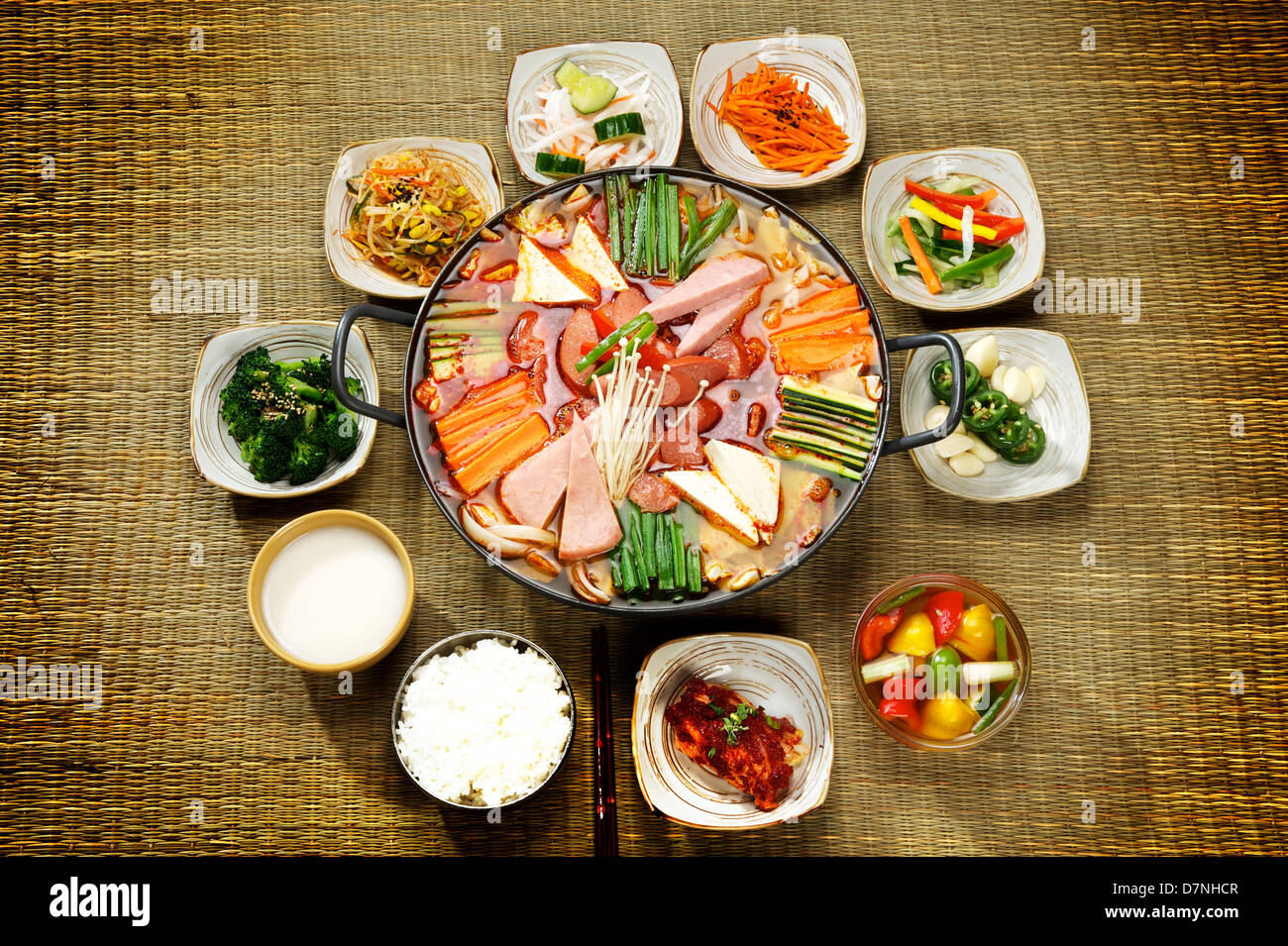 Koreanische Meeresfrüchte-Eintopf in einem koreanischen Restaurant.  Muscheln und Nudeln. Stockfoto