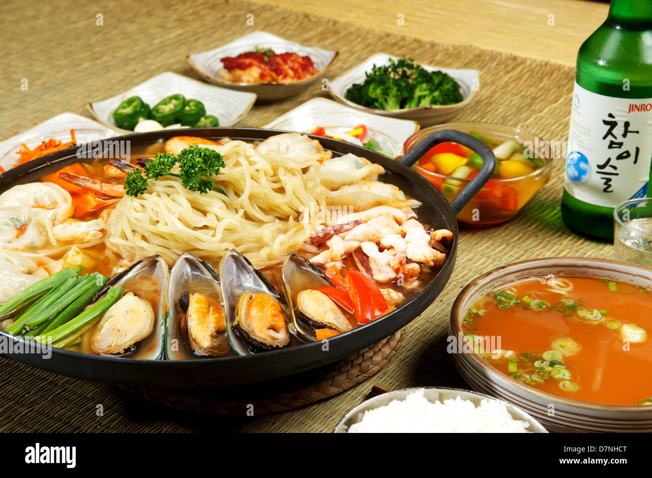 Koreanische Meeresfrüchte Hotpot in einem koreanischen Restaurant Muscheln und Nudeln Stockfoto