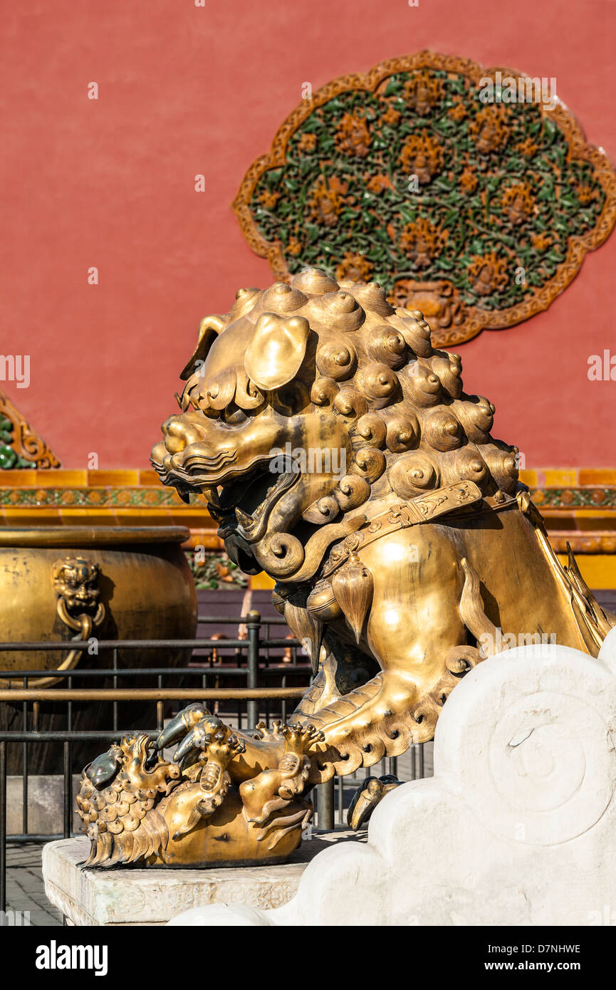Die Löwenstatue vor Qianqing Tor, Verbotene Stadt, Beijing Stockfoto