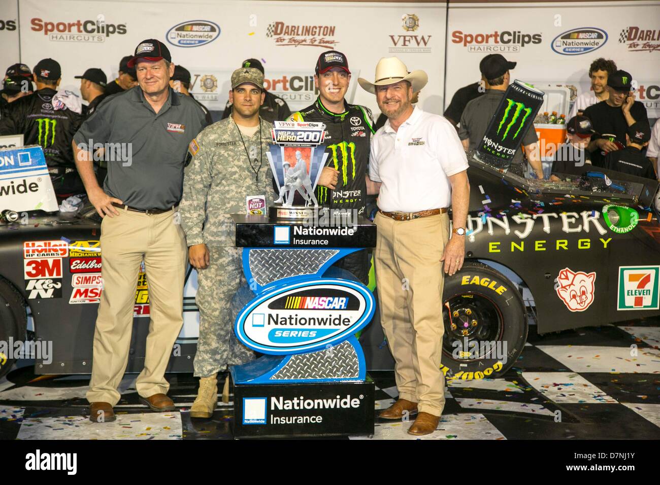 Darlington, SC, USA 10. Mai 2013. Kyle Busch (54) gewinnt die VFW SPORT CLIPS helfen A HERO 200 Rennen auf dem Darlington Raceway in Darlington, SC. Credit: Cal Sport Media Alamy Live News Stockfoto