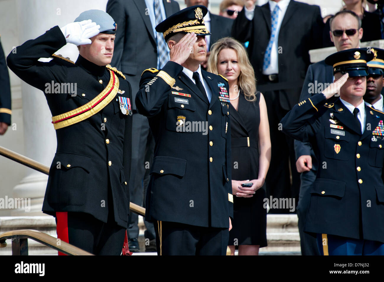 Seine königliche Hoheit Prinz Harry von Wales und Generalmajor Michael Linnington Gruß während des Abspielens der Nationalhymnen britische und amerikanische am Grab des unbekannten in Arlington Staatsangehörig-Kirchhof 10. Mai 2013 in Arlington, VA. Stockfoto