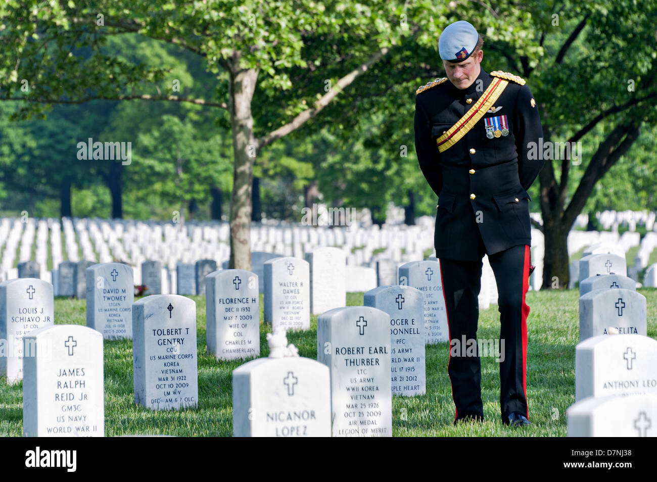 Seine königliche Hoheit Prinz Harry von Wales zollt Respekt, Abschnitt 60 des Arlington National Cemetery 10. Mai 2013 in Arlington, VA. Abschnitt 60 ist die Grabstätten für US-Militärangehörige im globalen Krieg gegen den Terror seit 2001 getötet. Stockfoto