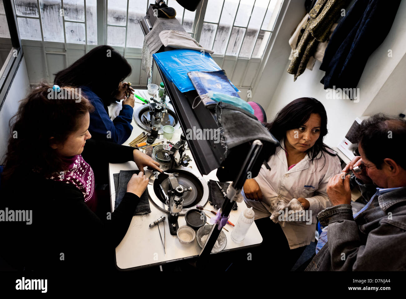 Ein Smaragd Eigentümer Kontrollen eine verarbeitete Edelstein in einem Schneiden und Polieren Werkstatt in Bogota, Kolumbien. Stockfoto