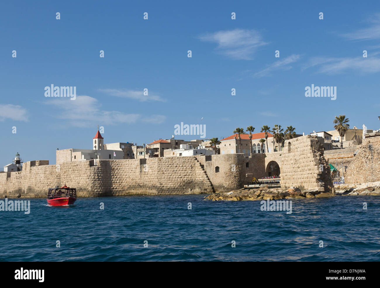 Festungsmauer entlang des Meeres in Akko Stockfoto
