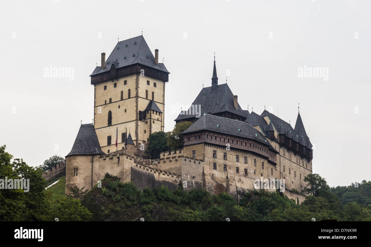 Burg Karlstein, auf dem Hügel Stockfoto