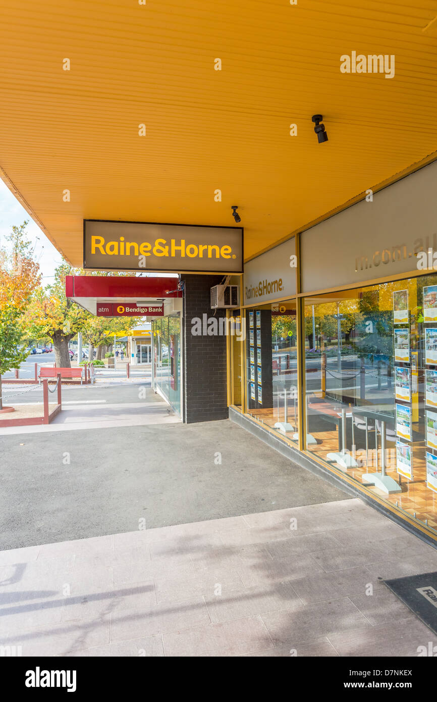 Shops Realestate Zeichen Zeichen, Schilder, Schild Schilder, Raine und Horne, Sunbury, Victoria, Australien Stockfoto