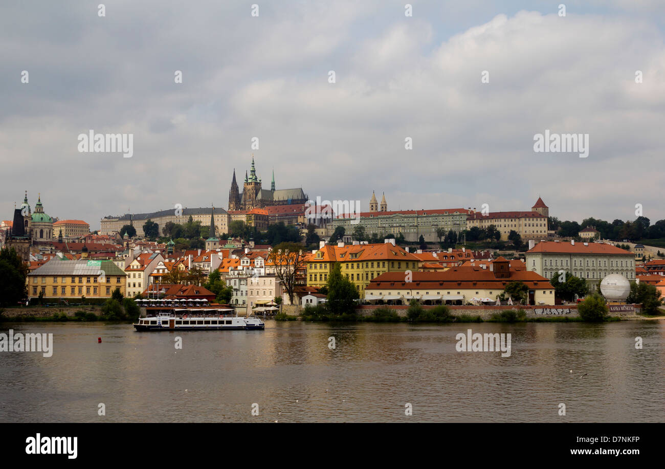 Prager Burg über der Moldau Stockfoto