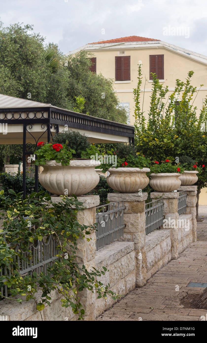 Restaurant im Freien auf der Avenue in Haifa Stockfoto