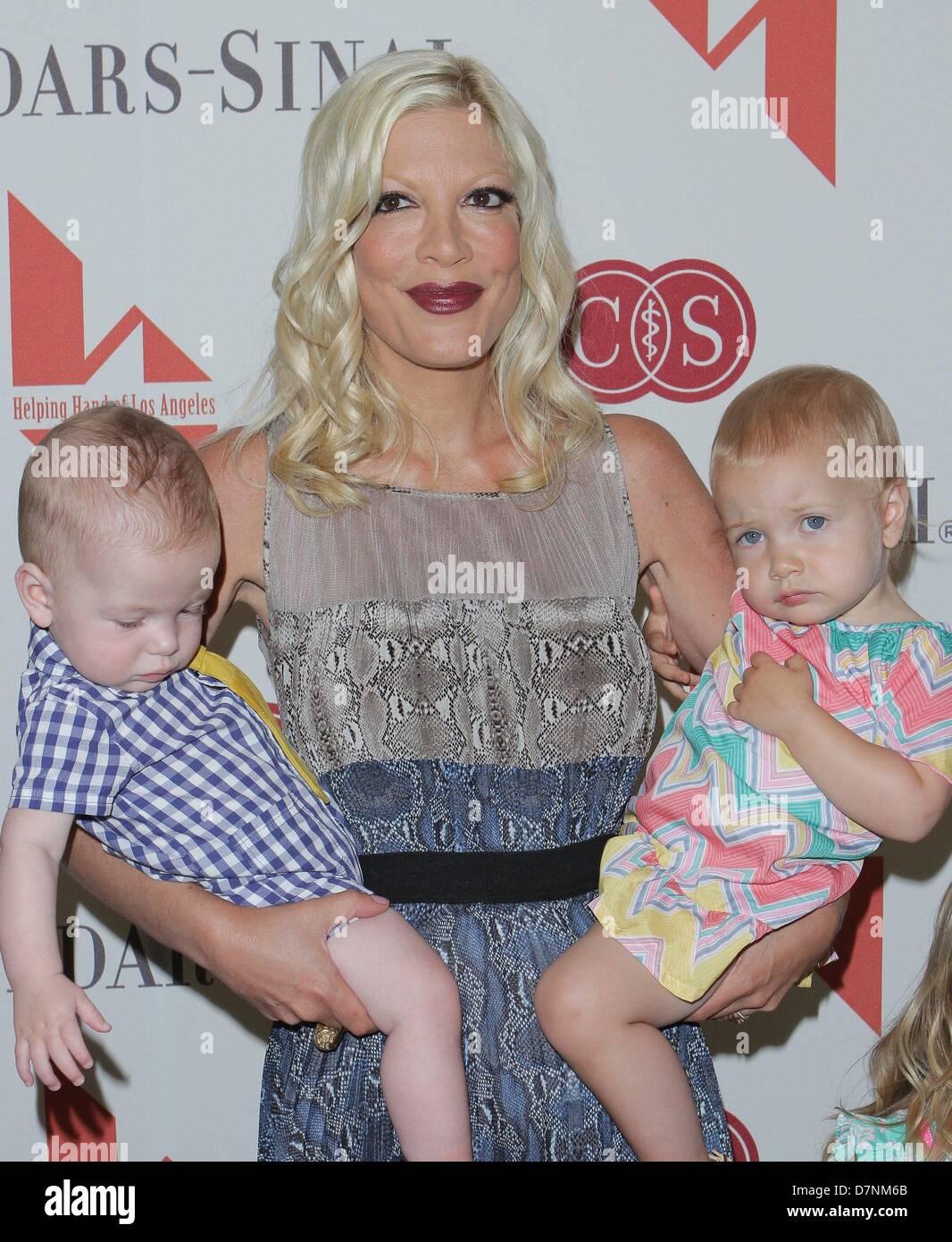 Los Angeles, Kalifornien, USA 10. Mai 2013. Tori Spelling, Finn McDermott, Hattie McDermott besuchen das helfen Hand von Los Angeles 84. Geburtstag Mutter Tag Mittagessen. (Bild Kredit: Kredit: TLeopold/Globe Photos/ZUMAPRESS.com/Alamy Live-Nachrichten) Stockfoto