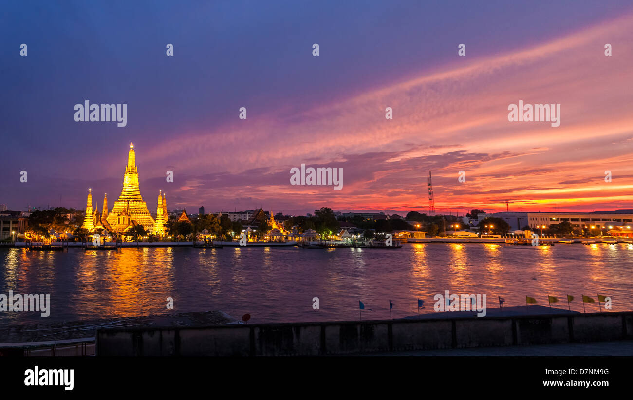 Wat Arun Tempel (Tempel der Morgenröte) ist eines der Wahrzeichen von Bangkok Tourismus Stockfoto