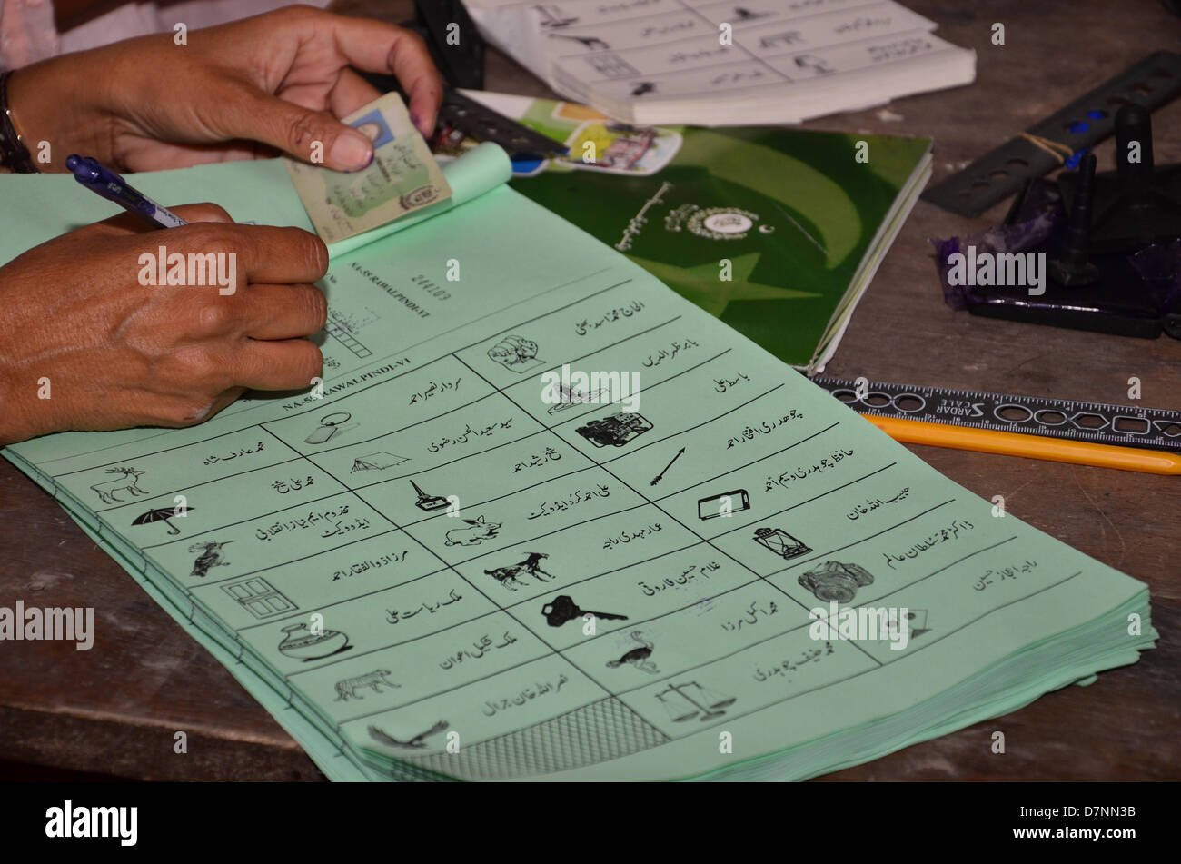 Rawalpindi, Pakistan. 11. Mai 2013.  Eine Wahl Kommission offizielle Ausgaben Stimmzettel Papper, ein Wähler. Bildnachweis: Muhammed Furqan/Alamy Live-Nachrichten Stockfoto