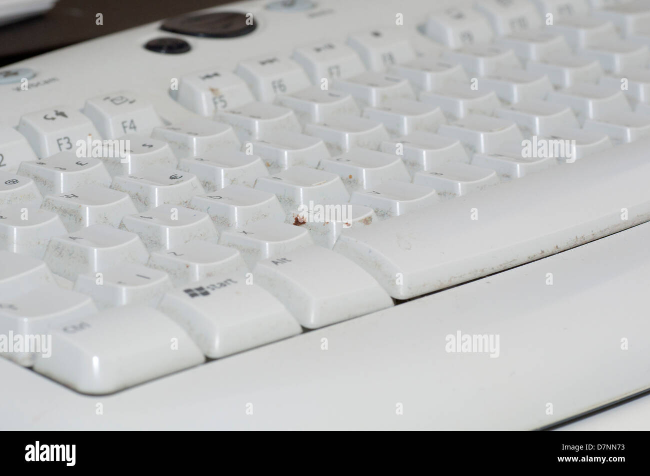 Nahaufnahme einer schmutzigen, realen Computer-Tastatur Stockfoto