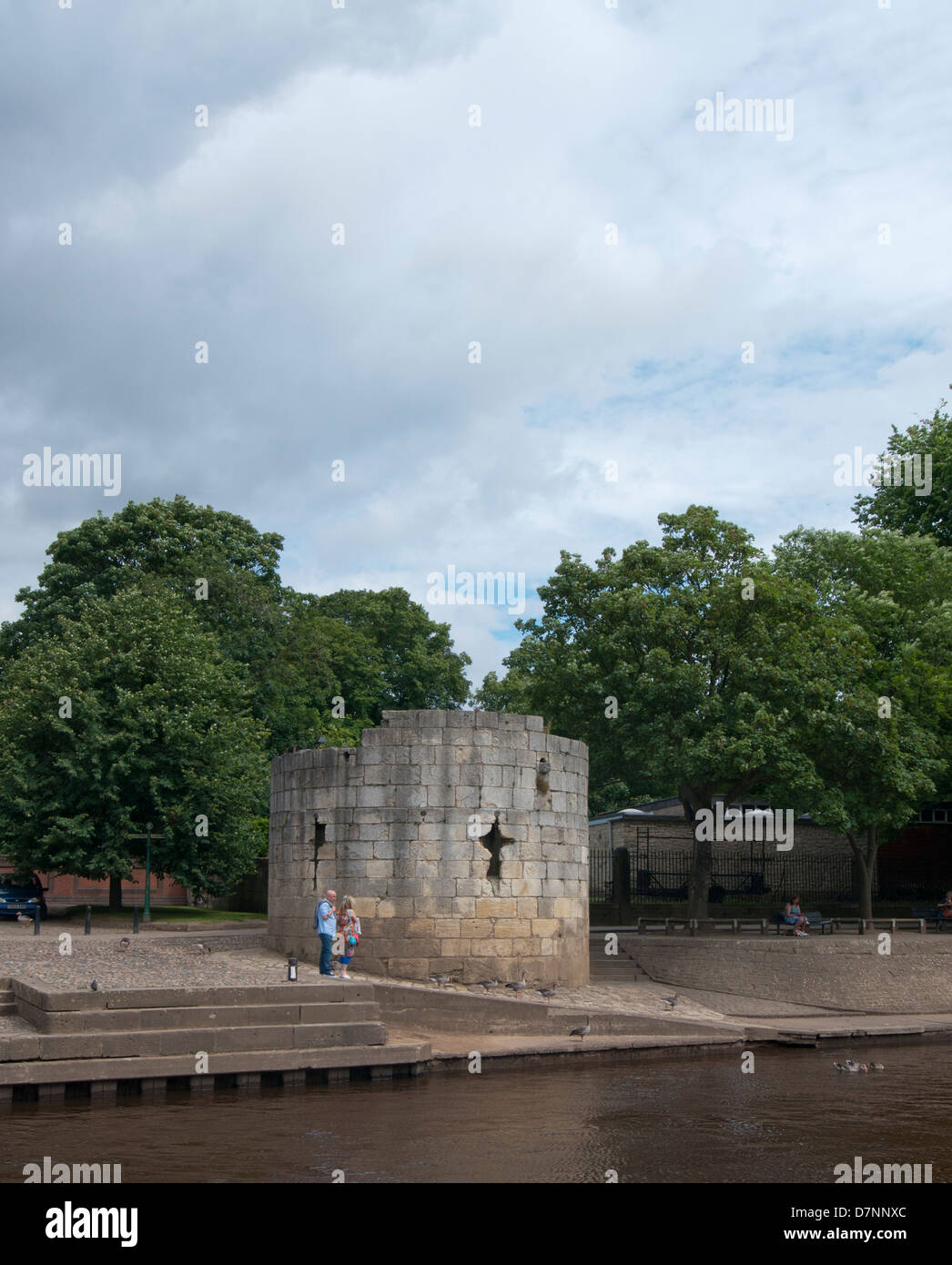 ruiniert Runde Turm von St. Marys Klostermauern durch den Fluss Ouse, York Stockfoto