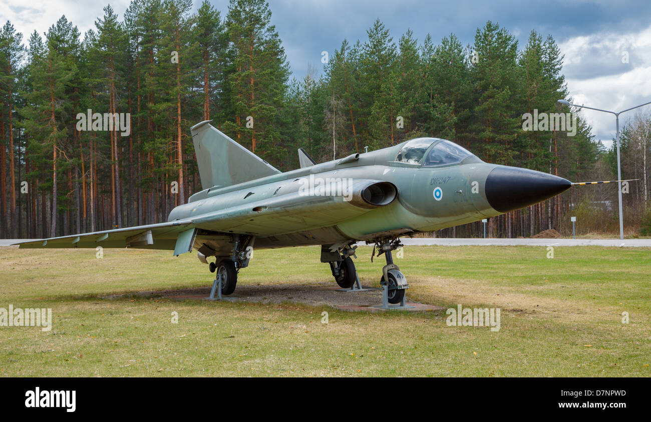 A im Ruhestand Schweden Saab J-35 Draken Kämpfer von der finnischen Luftwaffe auf dem Display an der Basis Halli Kuorevesi, Finnland Stockfoto