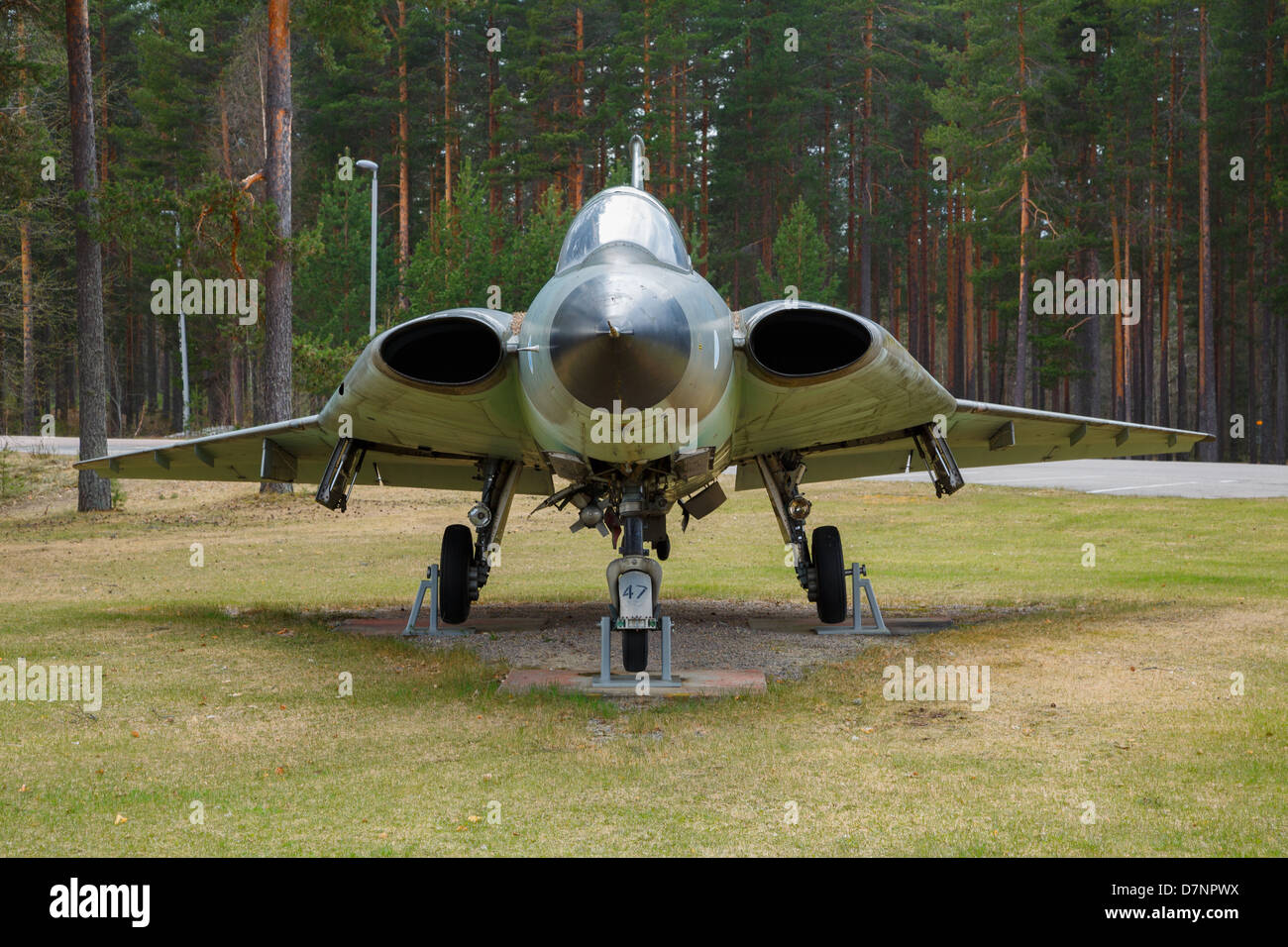 A im Ruhestand Schweden Saab J-35 Draken Kämpfer von der finnischen Luftwaffe auf dem Display an der Basis Halli Kuorevesi, Finnland Stockfoto