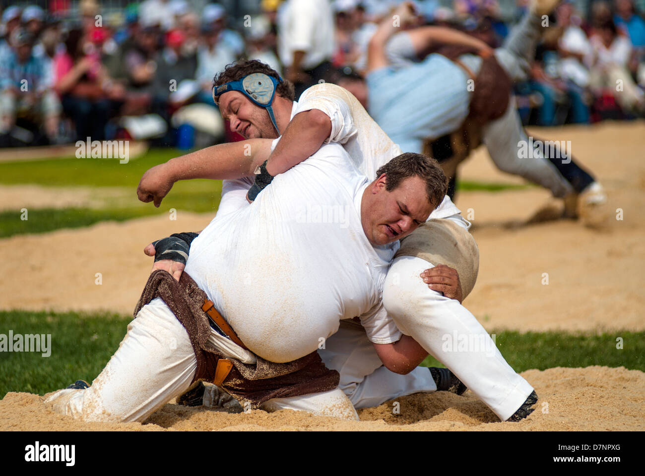 Schwingen Schwingfest An Folklore Festival Mit Zuschauern Im Hintergrund Stockfotografie Alamy