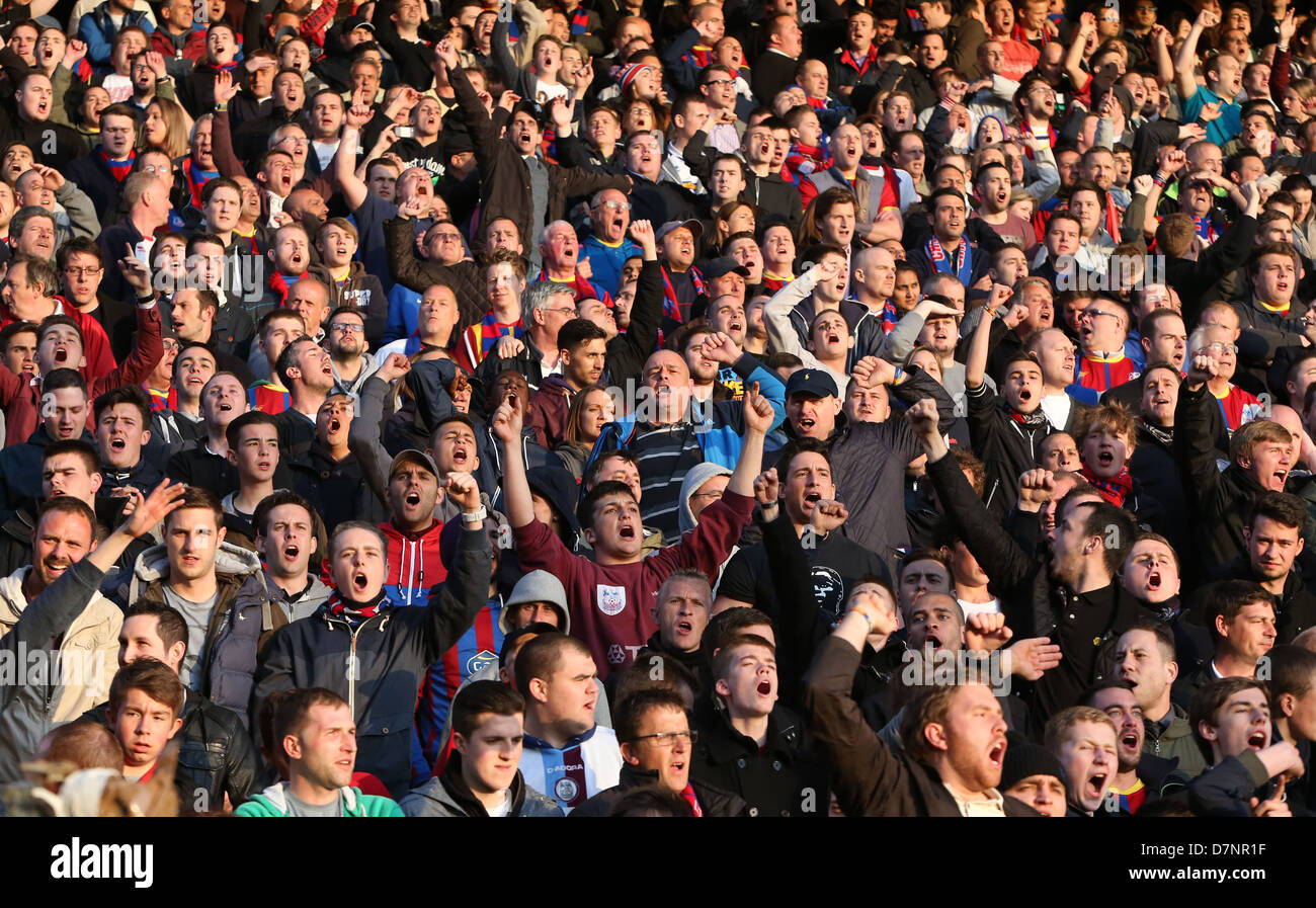 Fußball-Fans singen und singen auf der Tribüne. Stockfoto