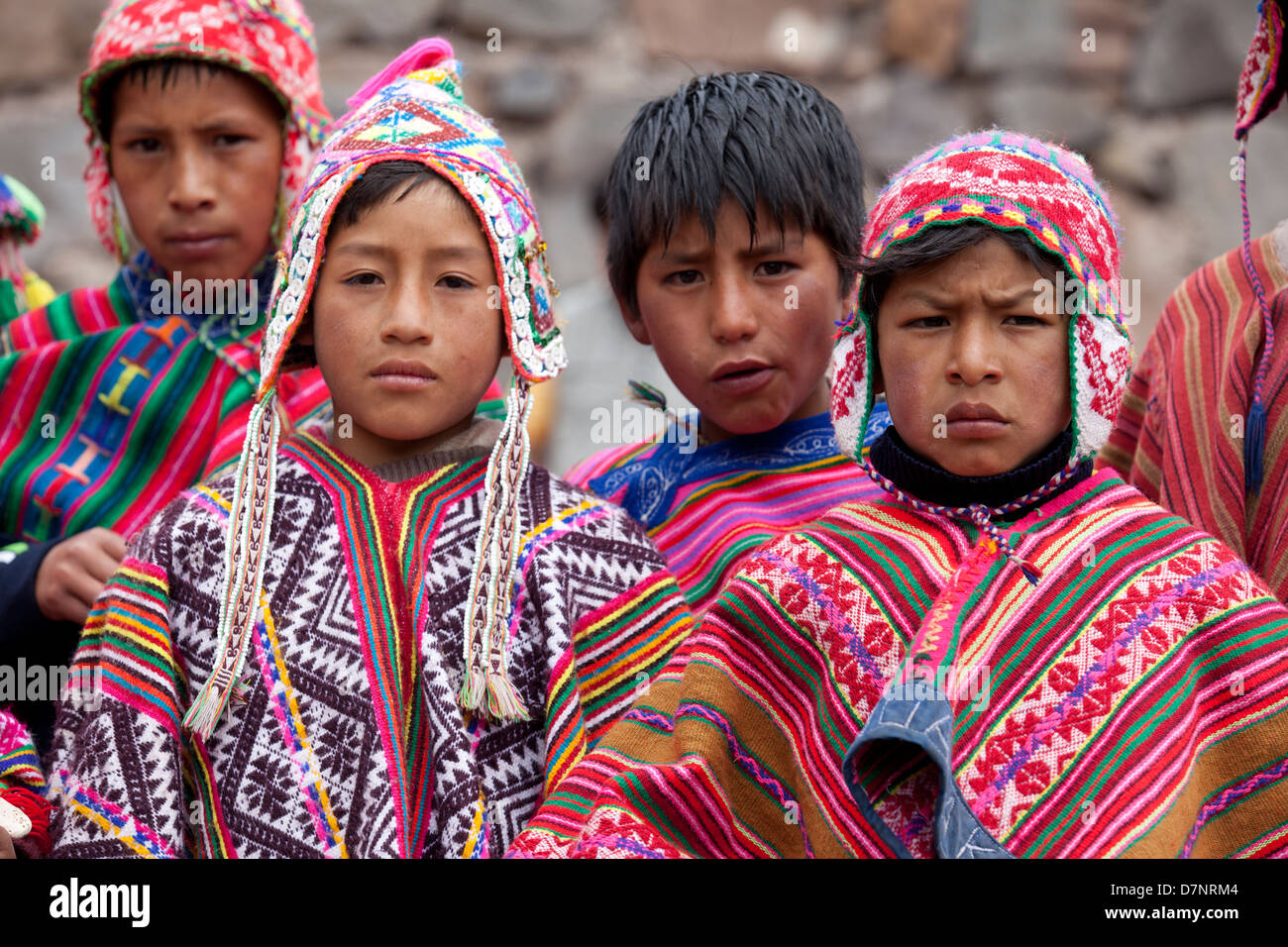 Porträt des jungen Quechua in Pisac in traditionellen bunten Kleid Stockfoto