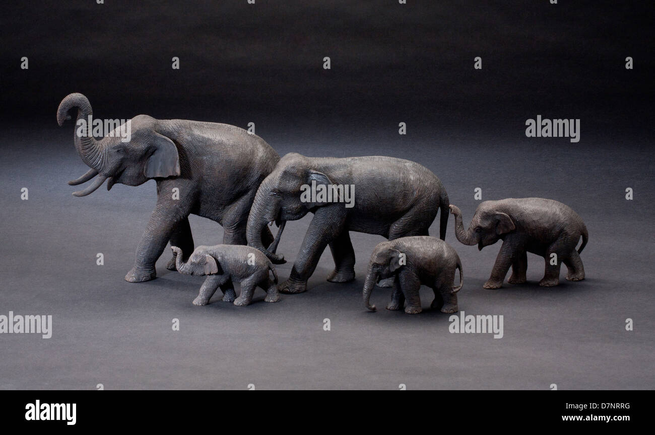Die niedlichen hölzernen Elefanten und ihr Kalb Stockfoto