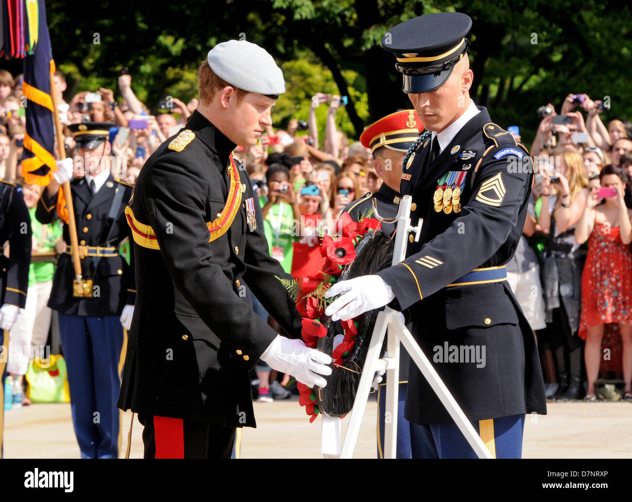 Arlington USA. 10. Mai 2013. Großbritanniens Prinz Harry, links, und Armee Sgt. 1. Klasse Tanner Welch, Sergeant der Garde, Grab des unbekannten Soldaten, 3. US Infanterie-Regiment (der alte Garde), legen Sie einen Kranz am Grab der unbekannten auf dem Nationalfriedhof Arlington am 10. Mai 2013..Mandatory Credit: Luisito Brooks / DoD über CNP/DPA/Alamy Live News Stockfoto