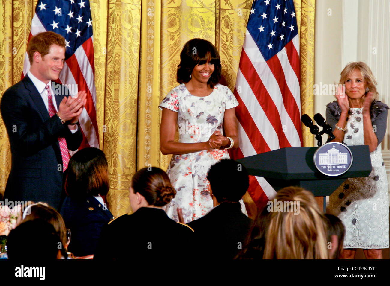 First Lady Michelle Obama, Center, Dr. Jill Biden, rechts, Ehefrau von Vize-Präsident Joe Biden und Großbritanniens Prinz Harry, links, applaudieren Soldaten und deren Angehörige, 9. Mai 2013, im East Room des weißen Hauses während ein Muttertags-Tee. Die Veranstaltung, die 170 militärische Mütter und Kinder, war Teil der Kampagne verbinden Kräfte, bietet Unterstützung und Möglichkeiten für Soldaten und deren Angehörige. Obligatorische Credit: Terri Mond Cronk / DoD über CNP Stockfoto