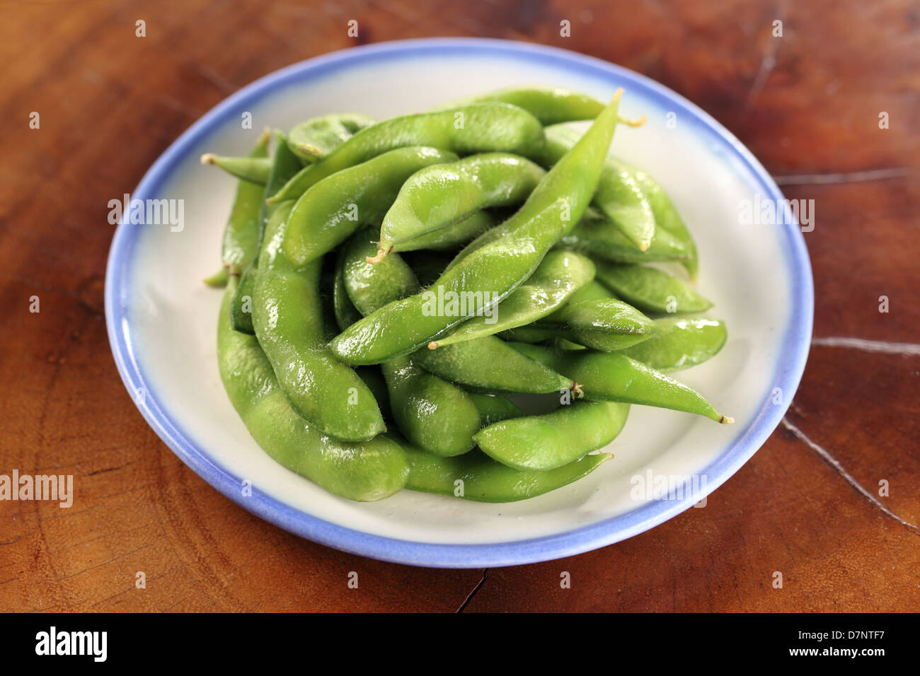 Teller mit gekochten Edamame oder Sojabohnen Stockfoto