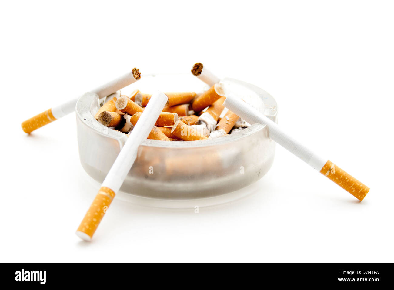 Eine offene Packung Heets-Zigaretten und eine einzelne Zigarette auf einem  Aschenbecher Stockfotografie - Alamy