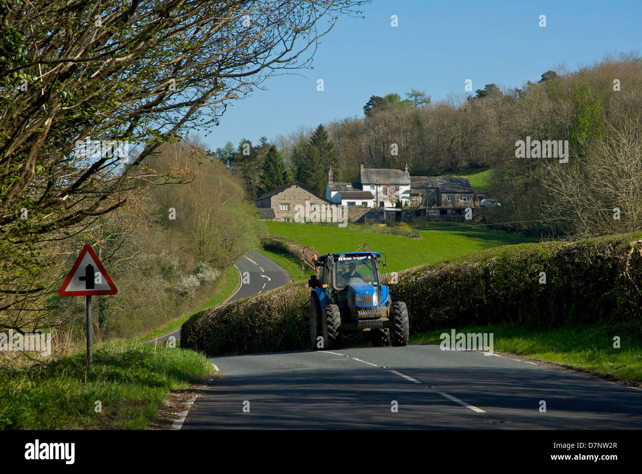 Traktor auf der A5074 Straße durch das Lyth Valley, South Lakeland, Cumbria, England UK Stockfoto