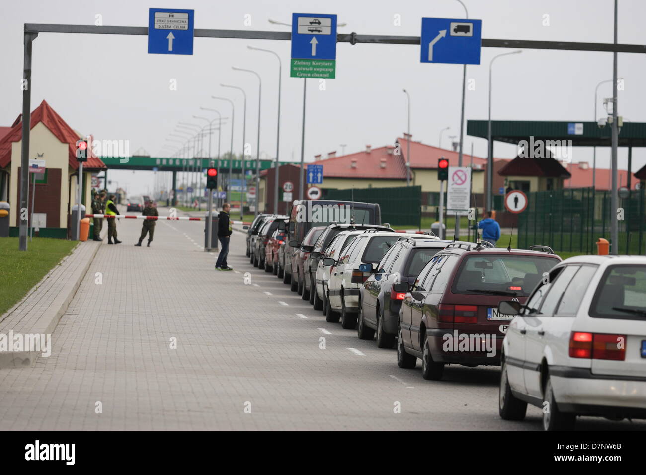 Grzechotki, Polen 11. Mai 2013 zehn Fahrer Protest auf den polnisch - russischen Grenze bei Grzechotki - Moamonowo Grenzübergang. Demonstranten blockiert Grenzübergang gegen hohe Zölle und Verbrauchsteuern für Kraftstoff, die vom Zoll erhoben, wenn sie Grenze mehr dann 10 Mal im Monat überschreiten. Schmuggel von billigen Treibstoff aus Russland in Volkswagen Leitungssätzen (100 Liter Kraftstofftank) Autos ist sehr beliebt in der Nähe der russischen Grenze. 1 Liter Diesel in russischer Sprache kostet weniger als 70 Euro Cencts (30 Rubel). Michal Fludra/Alamy Live-Nachrichten Stockfoto