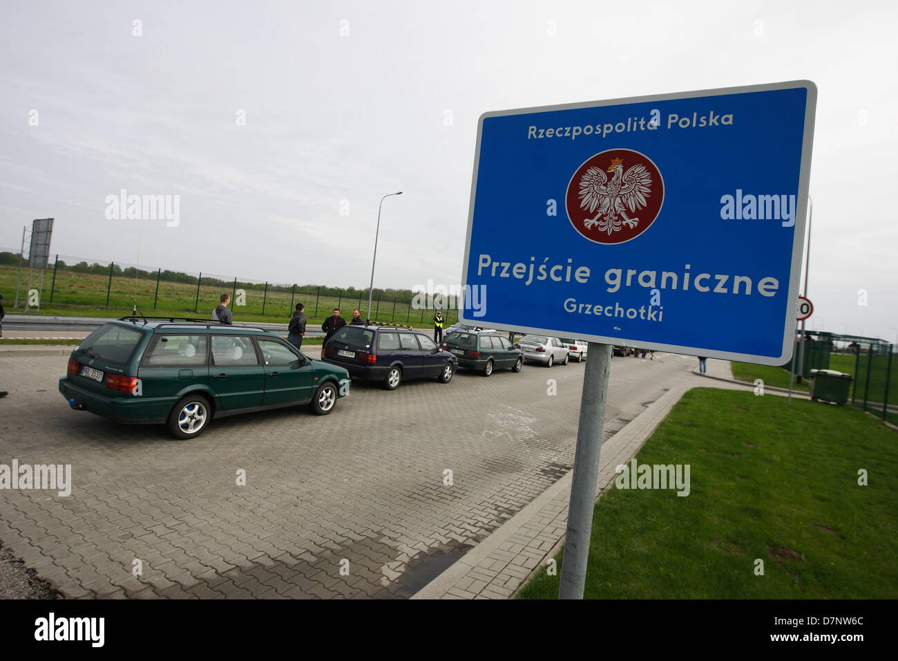 Grzechotki, Polen 11. Mai 2013 zehn Fahrer Protest auf den polnisch - russischen Grenze bei Grzechotki - Moamonowo Grenzübergang. Demonstranten blockiert Grenzübergang gegen hohe Zölle und Verbrauchsteuern für Kraftstoff, die vom Zoll erhoben, wenn sie Grenze mehr dann 10 Mal im Monat überschreiten. Schmuggel von billigen Treibstoff aus Russland in Volkswagen Leitungssätzen (100 Liter Kraftstofftank) Autos ist sehr beliebt in der Nähe der russischen Grenze. 1 Liter Diesel in russischer Sprache kostet weniger als 70 Euro Cencts (30 Rubel). Michal Fludra/Alamy Live-Nachrichten Stockfoto