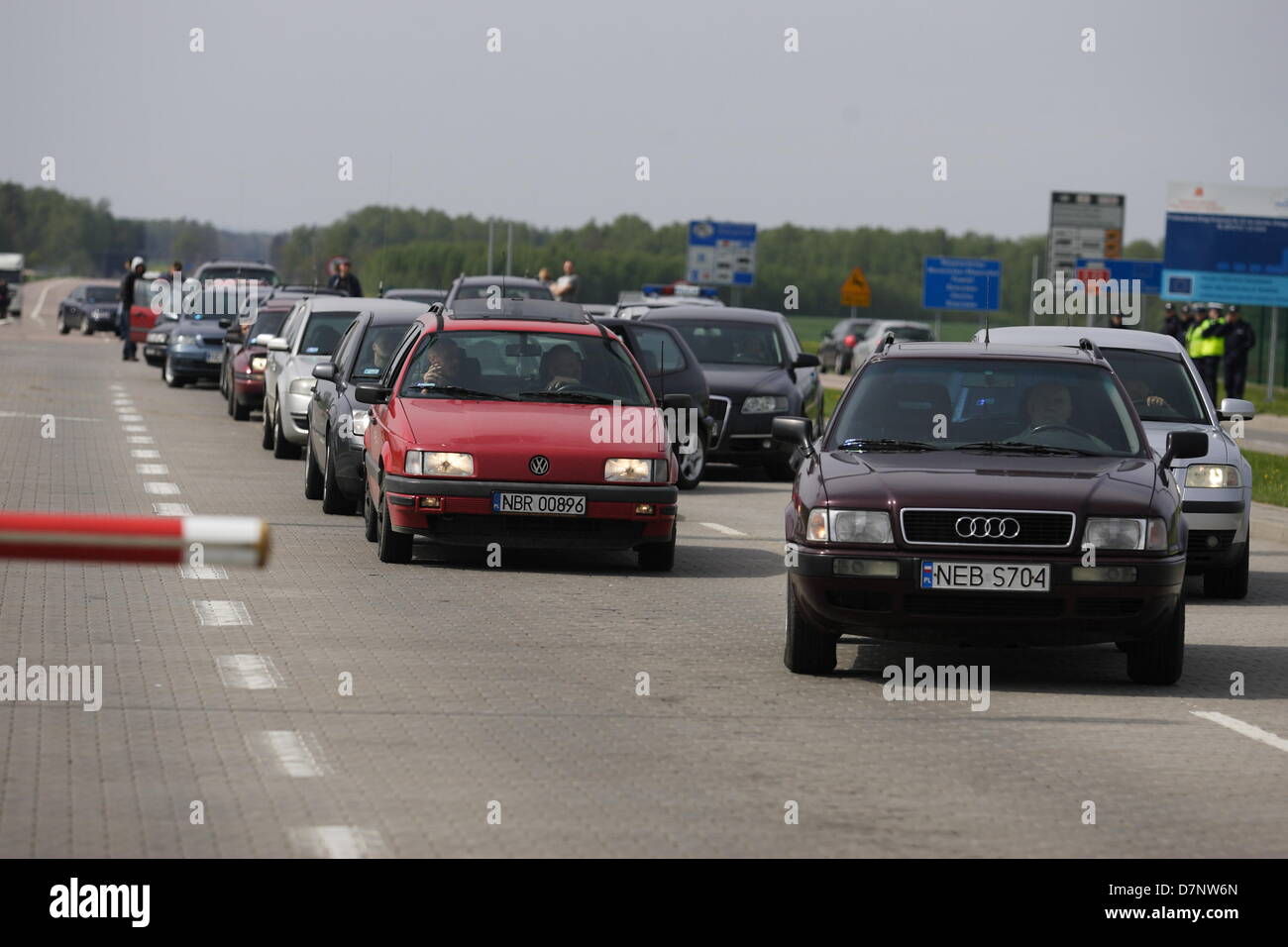 Grzechotki, Polen 11. Mai 2013 zehn Fahrer Protest auf den polnisch - russischen Grenze bei Grzechotki - Moamonowo Grenzübergang. Demonstranten blockiert Grenzübergang gegen hohe Zölle und Verbrauchsteuern für Kraftstoff, die vom Zoll erhoben, wenn sie Grenze mehr dann 10 Mal im Monat überschreiten. Schmuggel von billigen Treibstoff aus Russland in Volkswagen Leitungssätzen (100 Liter Kraftstofftank) Autos ist sehr beliebt in der Nähe der russischen Grenze. 1 Liter Diesel in russischer Sprache kostet weniger als 70 Euro Cencts (30 Rubel). Michal Fludra/Alamy Live-Nachrichten Stockfoto