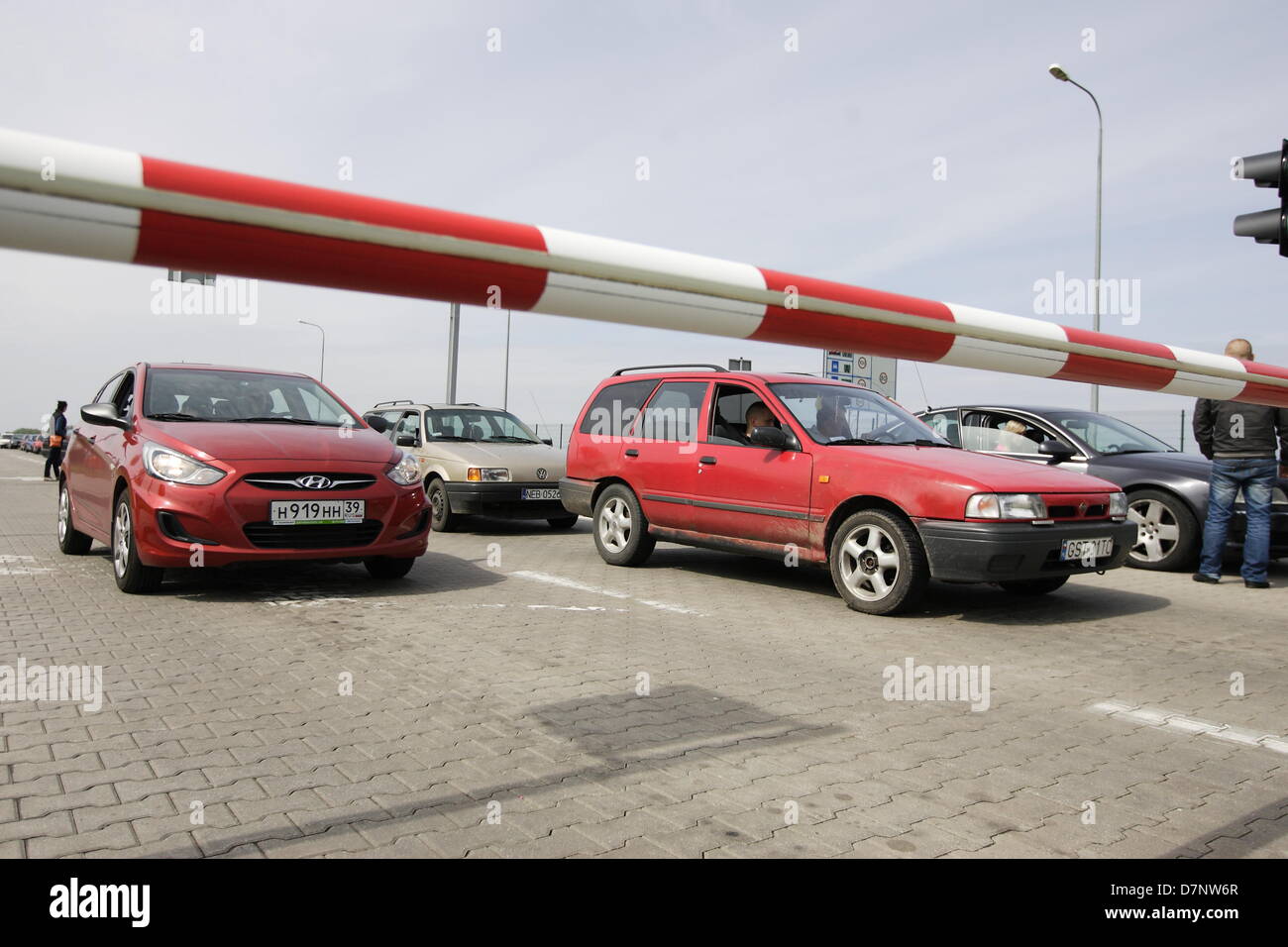 Grzechotki, Polen 11. Mai 2013 zehn Fahrer Protest auf den polnisch - russischen Grenze bei Grzechotki - Moamonowo Grenzübergang. Demonstranten blockiert Grenzübergang gegen hohe Zölle und Verbrauchsteuern für Kraftstoff, die vom Zoll erhoben, wenn sie Grenze mehr dann 10 Mal im Monat überschreiten. Schmuggel von billigen Treibstoff aus Russland in Volkswagen Leitungssätzen (100 Liter Kraftstofftank) Autos ist sehr beliebt in der Nähe der russischen Grenze. 1 Liter Diesel in russischer Sprache kostet weniger als 70 Euro Cencts (30 Rubel). Michal Fludra/Alamy Live-Nachrichten Stockfoto