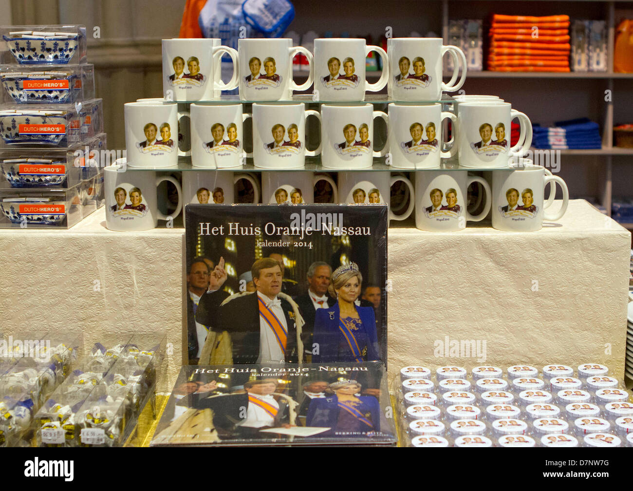Amsterdam, Niederlande, 10. Mai 2013. Ware-Ware zeigt König Willem-Alexander und Maxima der Königin, abgebildet, während die Presse-Preview der Ausstellung "Ingehuldigd!" (Die königliche Investitur! Die Familie von Oranien-Nassau und der Nieuwe Kerk) an der Nieuwe Kerk in Amsterdam, die Niederlande, 10. Mai 2013. Die Ausstellung über die Investitur der sieben Generationen von niederländischen Royals für das Publikum geöffnet von 11 Mai bis 18 August. Foto: Albert Nieboer-RPE/DPA/Alamy Live-Nachrichten Stockfoto