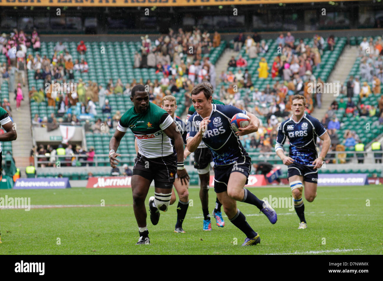 London, UK. 11. Mai 2013. Lee Jones von Schottland mit dem Ball wie Zimbabwe Verteidigung voraus während der Marriott London Sevens Spiel gegen Simbabwe. Schottland gewann das Spiel 21-14. Bildnachweis: Elsie Kibue / Alamy Live News Stockfoto