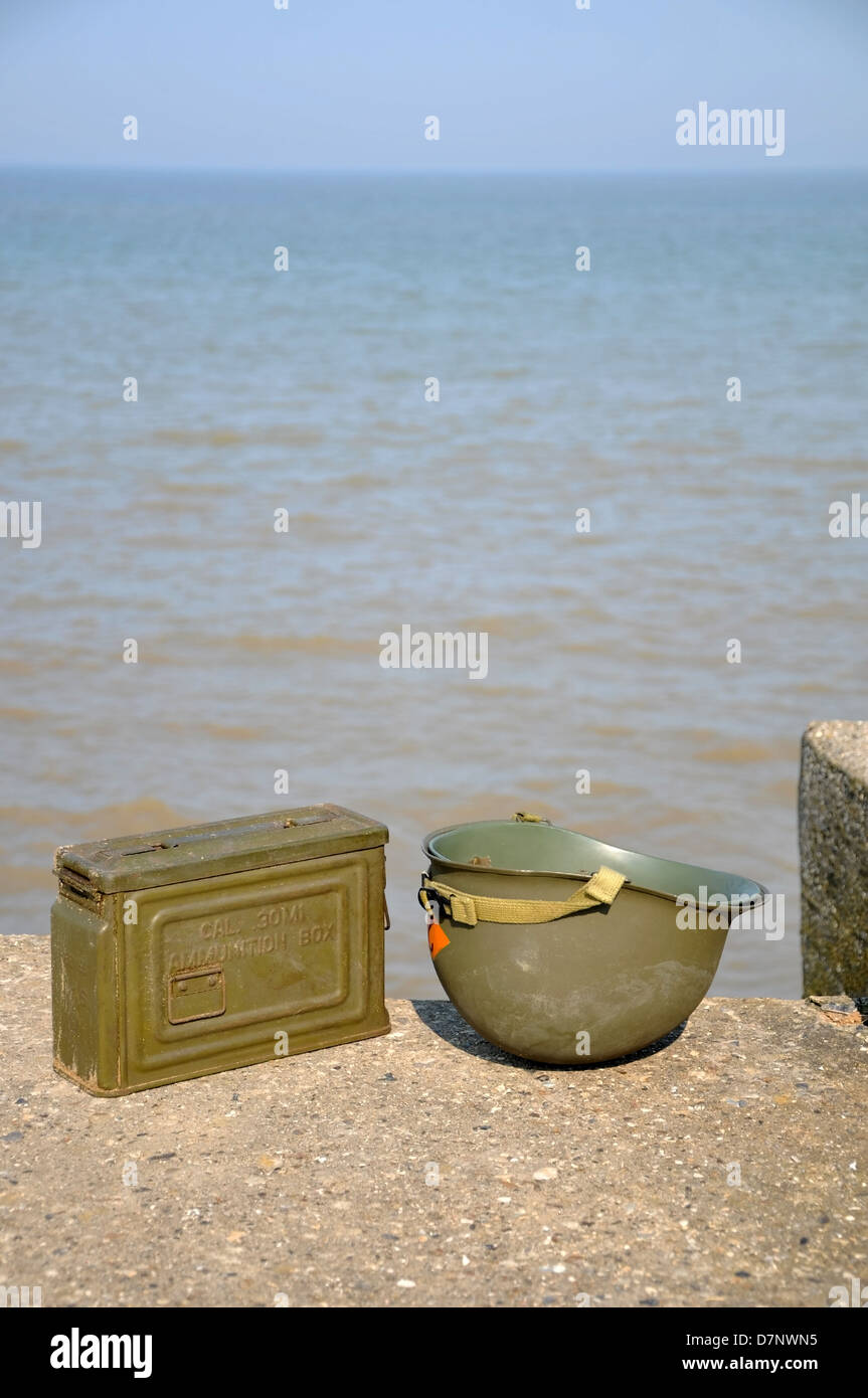 WW2 American Helm und Munition Kasten ruht auf Betonbunker mit dem Meer im Hintergrund. Stockfoto