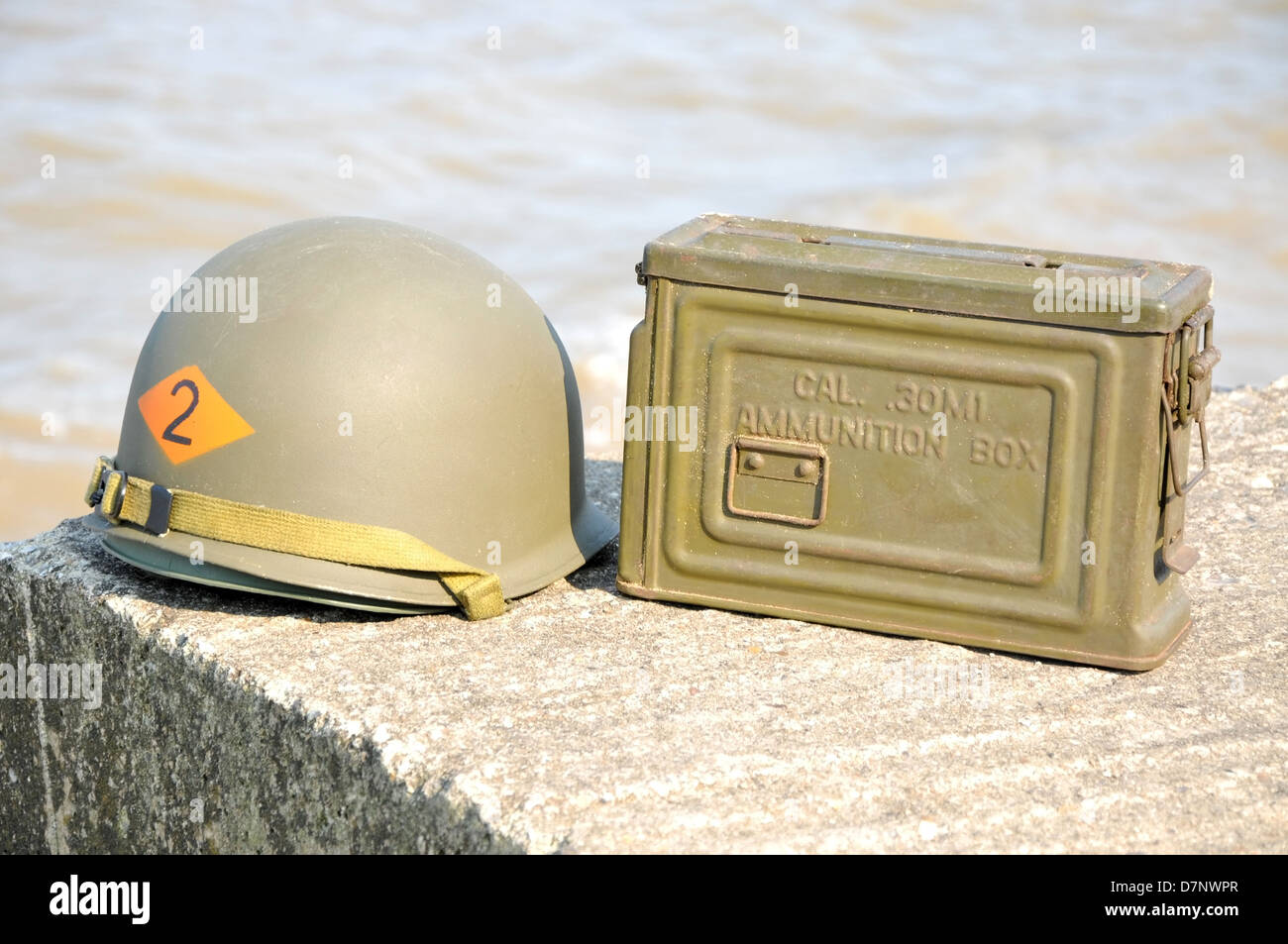 WW2 American Helm und Munition Kasten ruht auf Betonbunker mit dem Meer im Hintergrund. Stockfoto