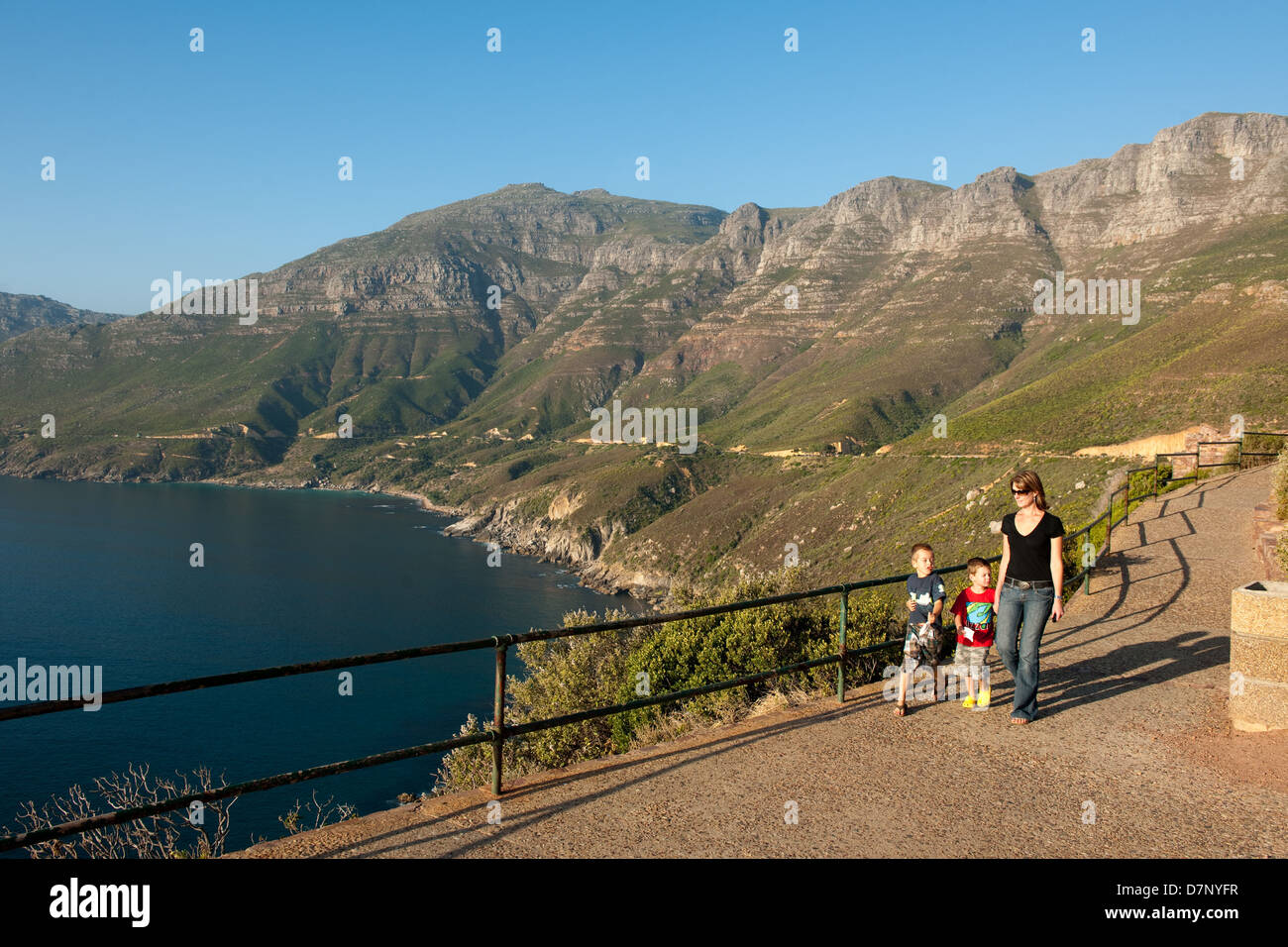 Touristen an einem Aussichtspunkt auf Chapmans Peak Drive, Cape Town, Südafrika Stockfoto