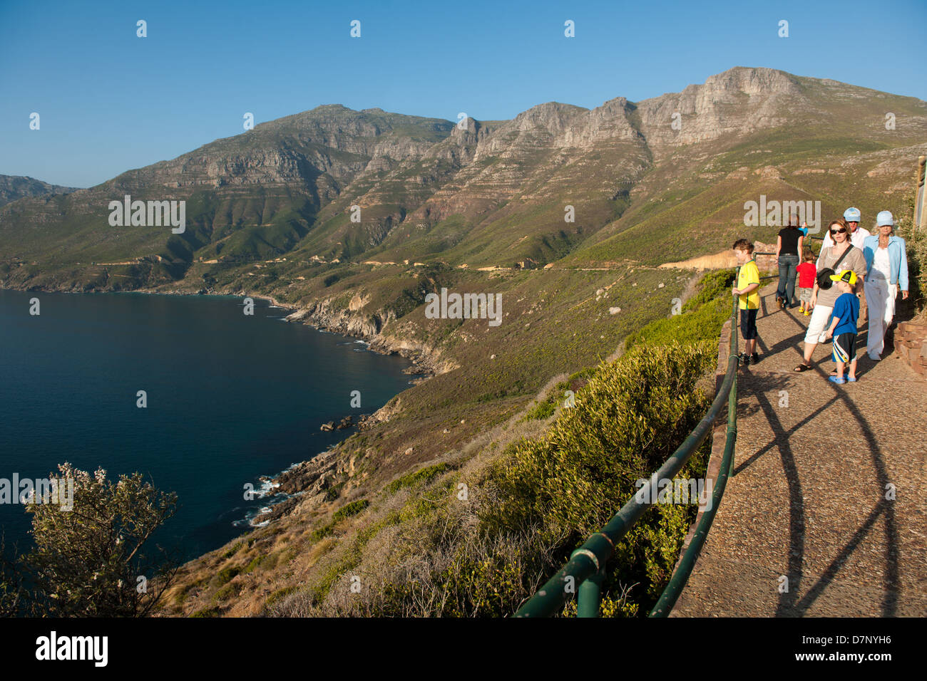 Touristen an einem Aussichtspunkt auf Chapmans Peak Drive, Cape Town, Südafrika Stockfoto