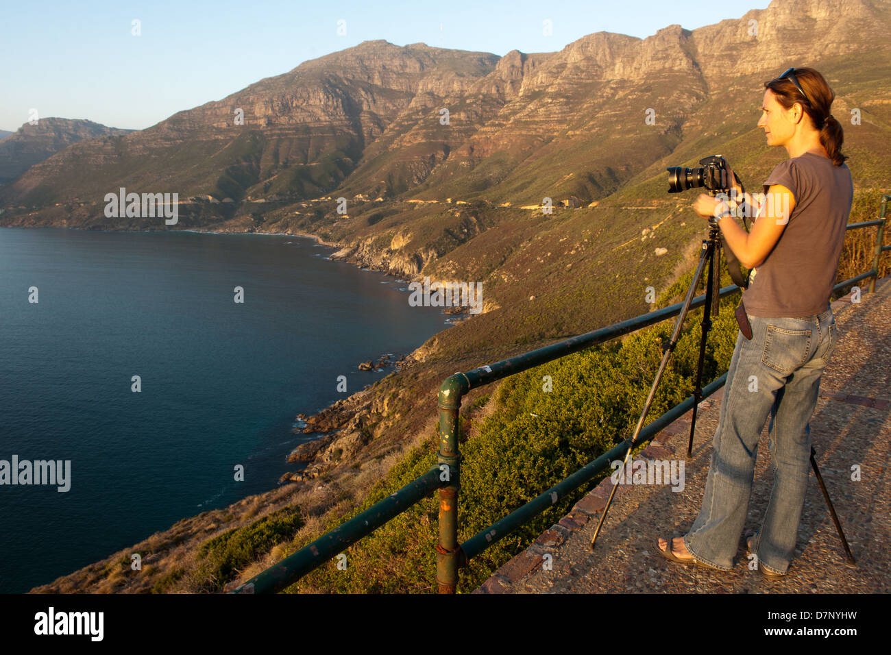 Fotograf an einem Aussichtspunkt auf Chapmans Peak Drive, Cape Town, Südafrika Stockfoto