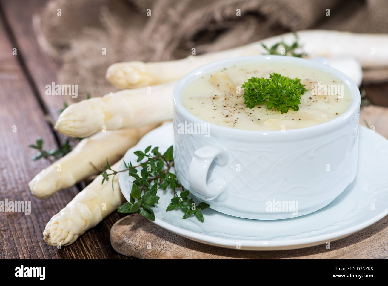 Spargelcremesuppe mit frischen Kräutern garniert Stockfoto
