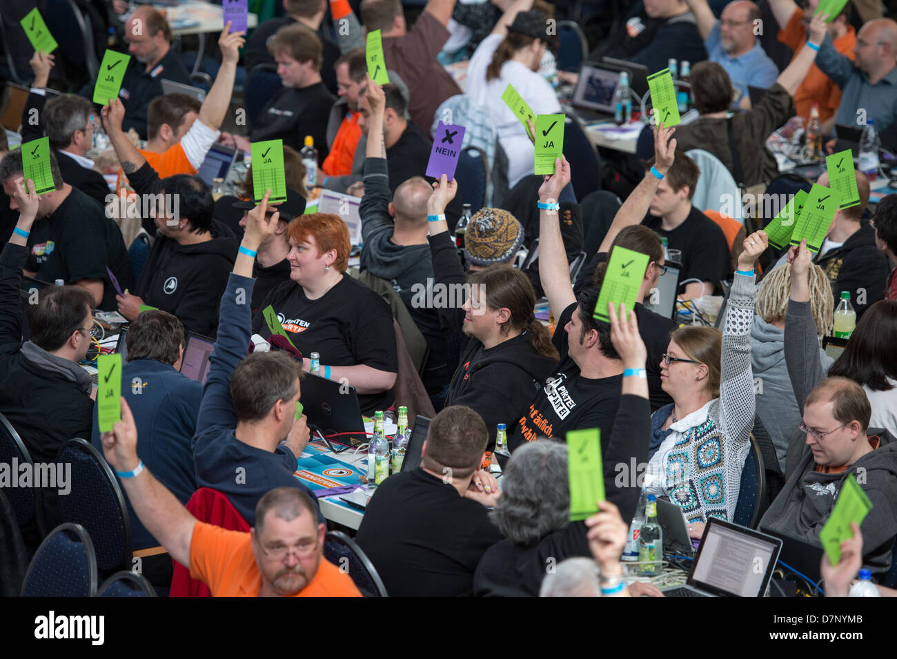 Personen bis Wahlkarten bei der Piratenpartei Bundespartei Convention in Neumarkt in der Oberpfalz, Deutschland, 11. Mai 2013. Rund 1.500 Mitglieder und Unterstützer auf der Konferenz sollen die Partei Wahlkampf in Neumarkt zu diskutieren. Foto: ARMIN WEIGEL Stockfoto