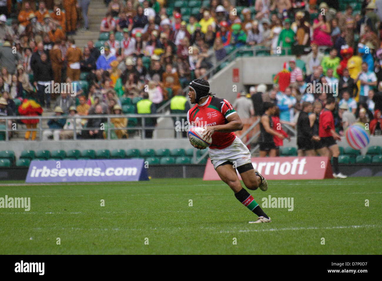 London, UK. 11. Mai 2013. Biko Adema mit dem Ball während der Marriott London Sevens in Twickenham. New Zealand bezwingt Kenia 31-17 Credit: Elsie Kibue / Alamy Live News Stockfoto