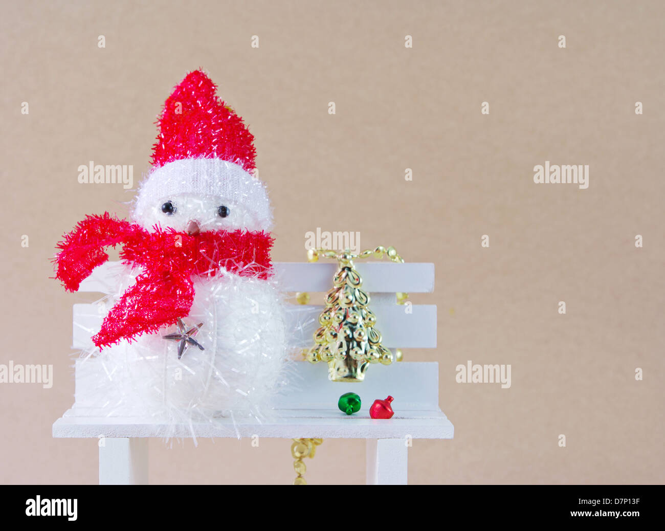 Schneemann auf dem weißen Stuhl Stockfoto