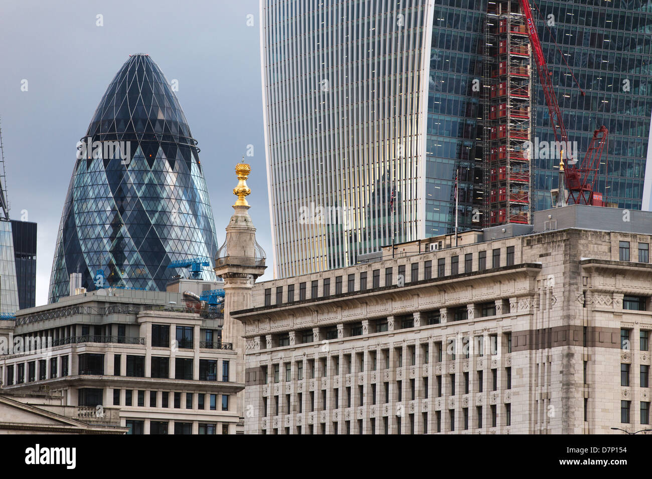 Das Eggshaped 30 St Mary Axe Gebäude und 20 Fenchurch Street aka "Walkie-Talkie" im Bau im April 2013. London Stockfoto