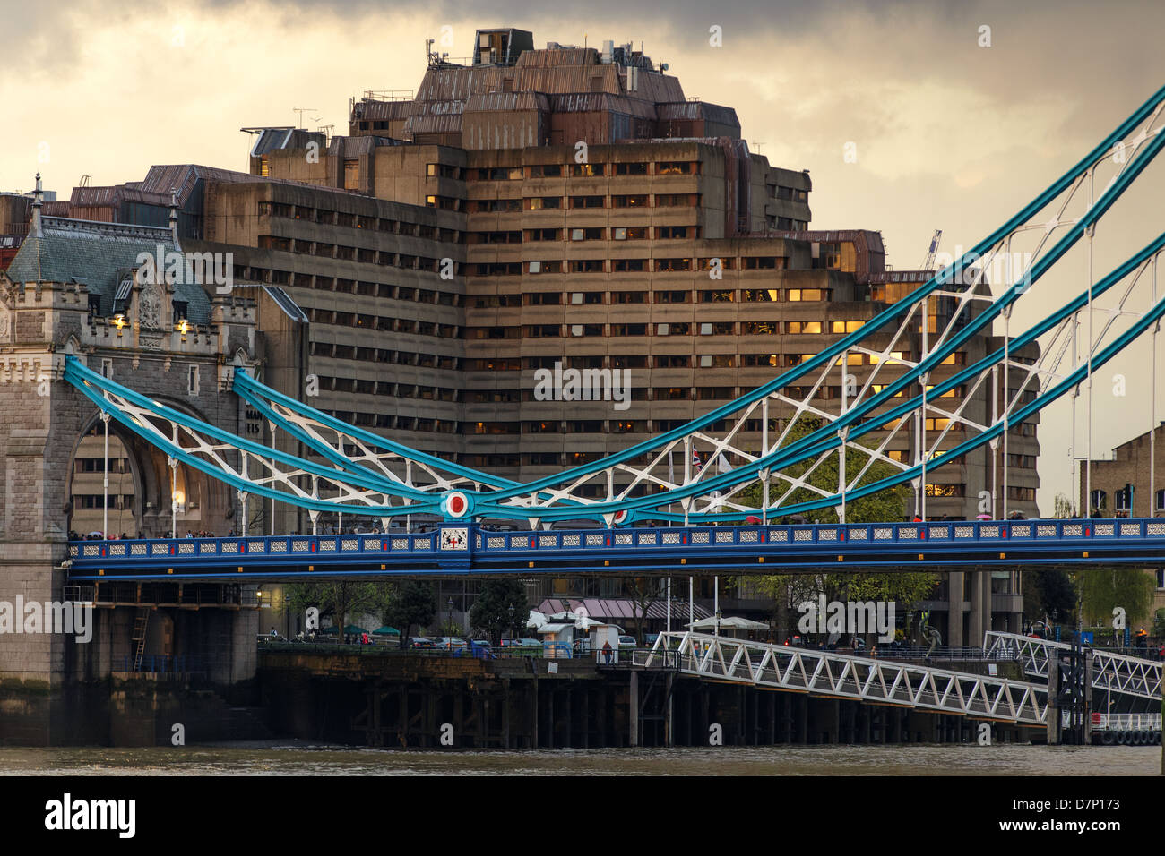 Die Tower Bridge über die Themse und das Guoman Tower Hotel, London, Vereinigtes Königreich Stockfoto